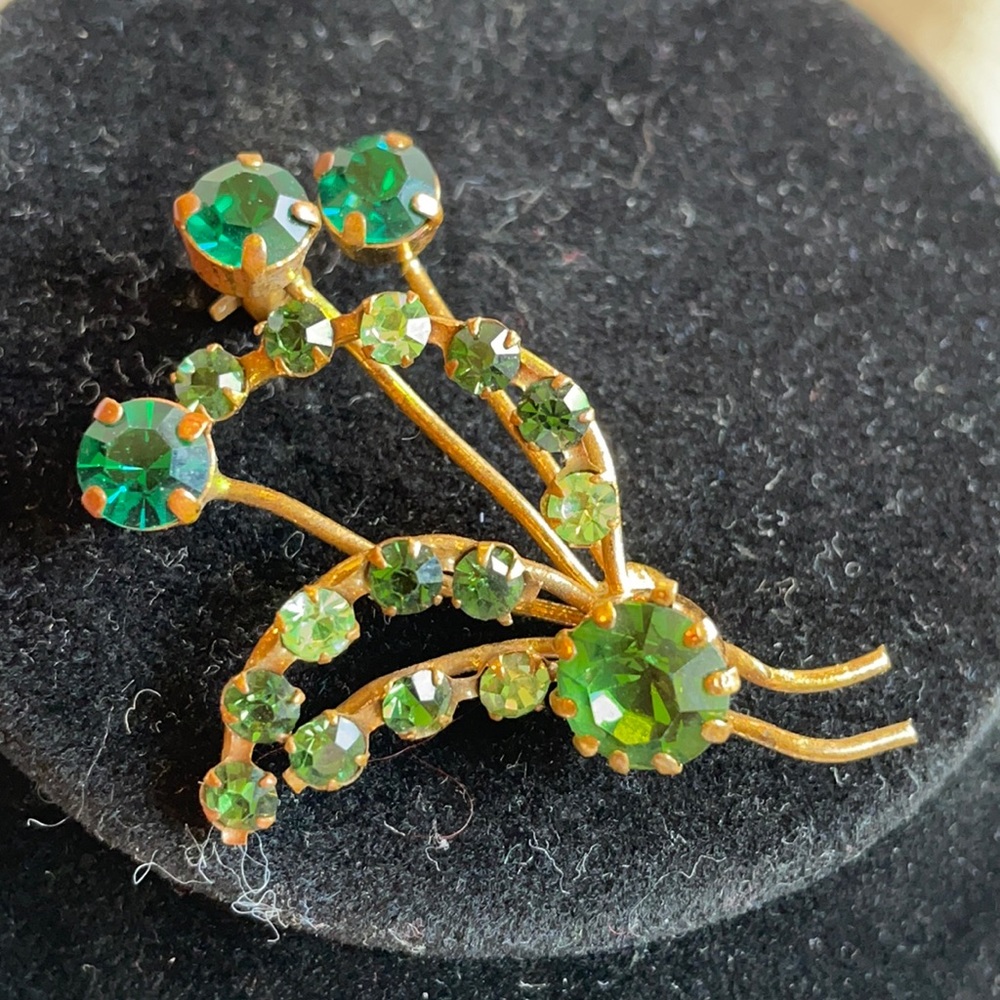 Vintage green crystal gold tone brooch 2”